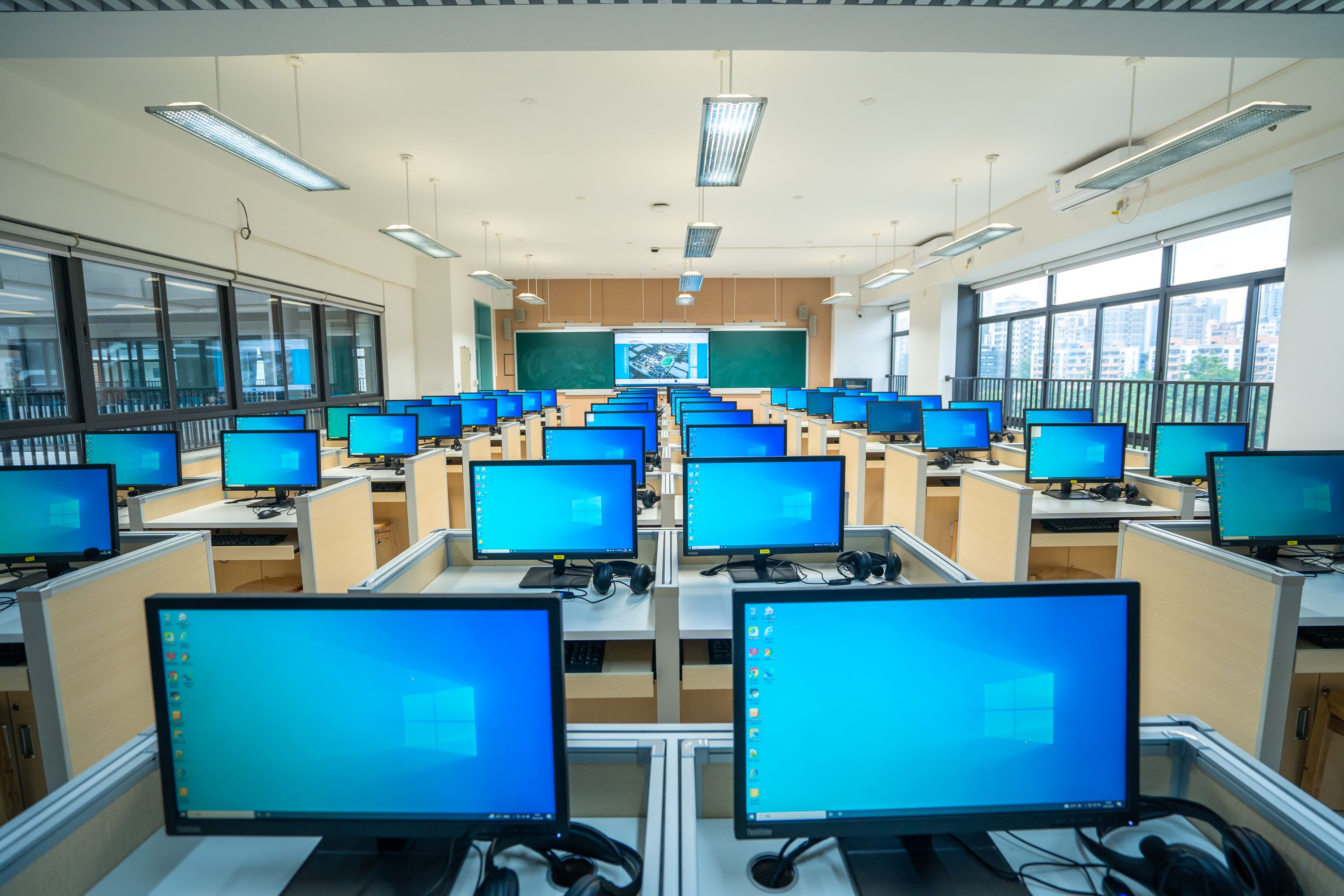 深圳市龙华区龙腾学校电脑教室